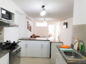 Refrigerador, microondas, horno, placa de cocina