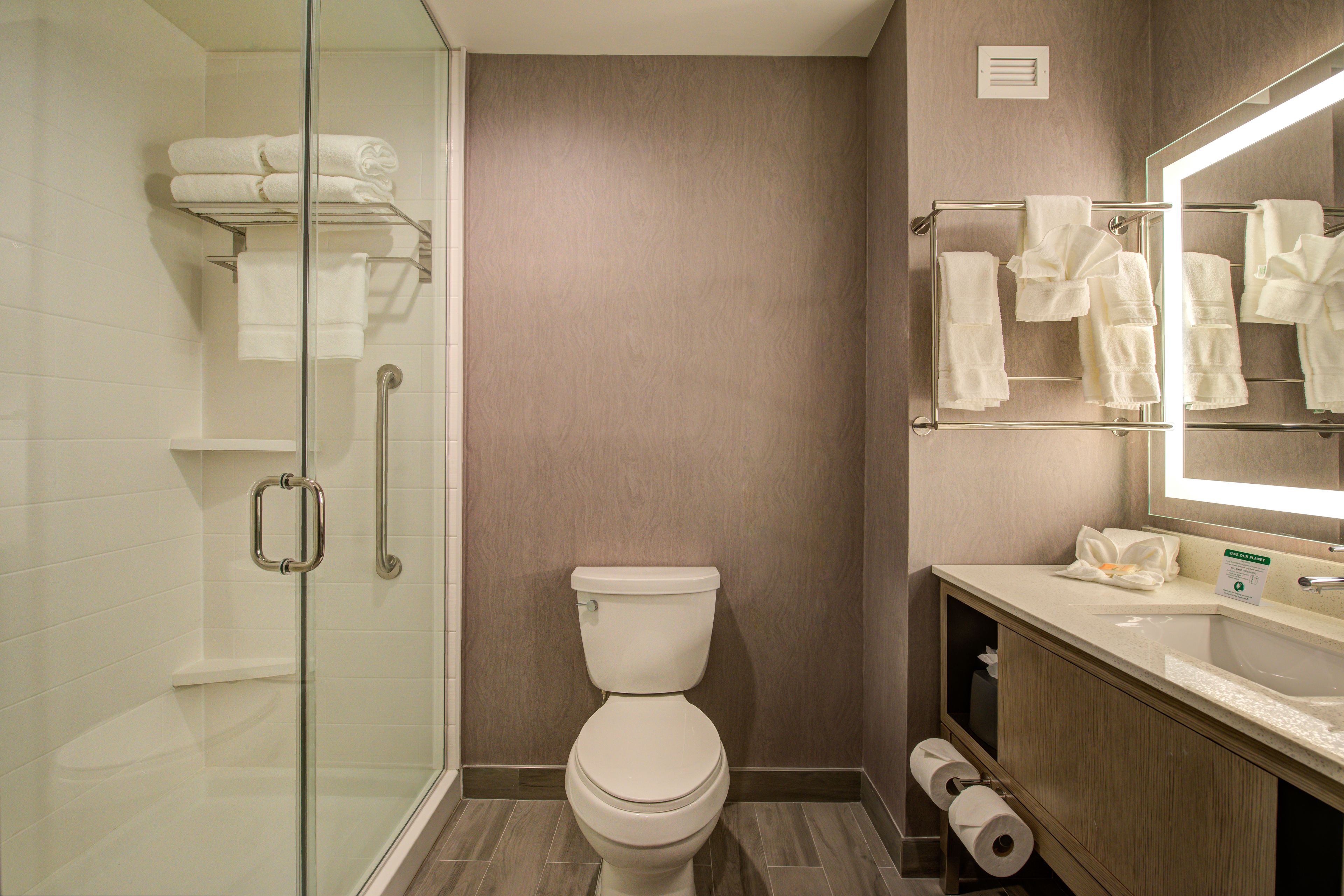 Amenidades de baño gratuitas, secadora de cabello, toallas 