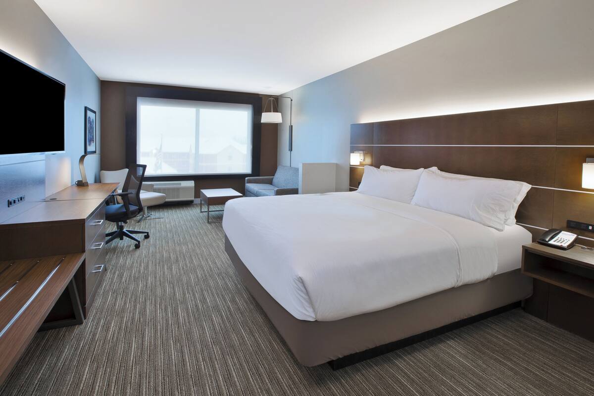 Suite, 1 cama King size (Additional Living Area) | Escritorio, espacio para trabajar con laptop y cortinas blackout 