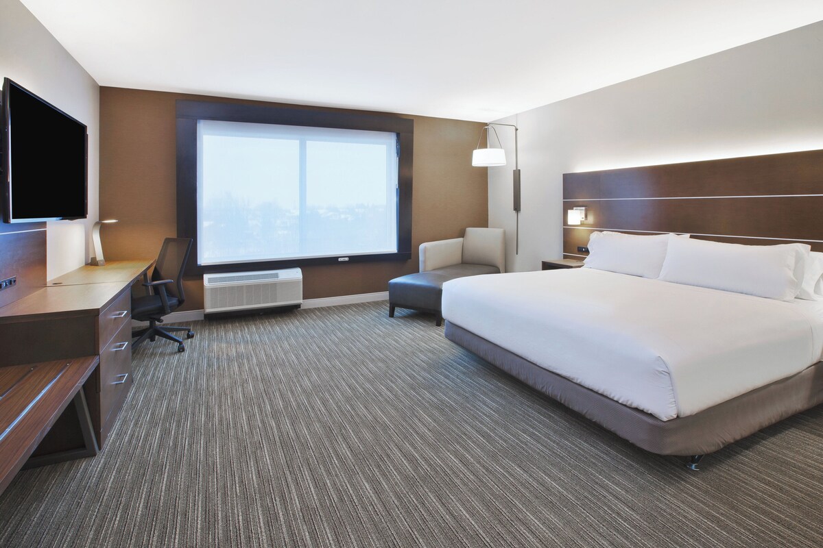 Standard Room, 1 King Bed, Accessible (Communications, Roll In Shower) | Desk, laptop workspace, blackout drapes, iron/ironing board