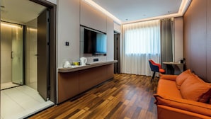 Minibar, Zimmersafe, Schreibtisch, Verdunkelungsvorhänge