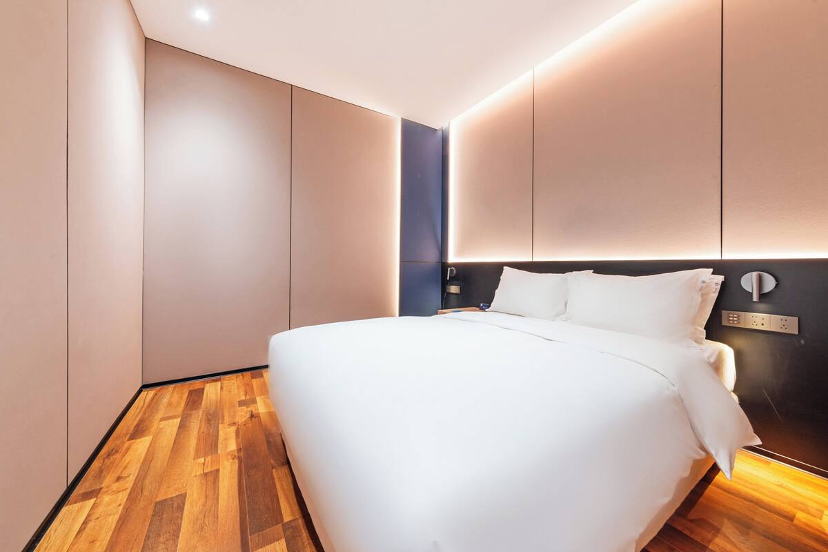 ห้อ  งสวีท (Additional Living Area) | มินิบาร์, ตู้นิรภัยในห้องพัก, โต๊ะทำงาน, ผ้าม่านกันแสง