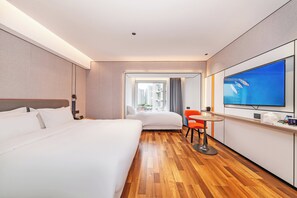 Minibar, in-room safe, desk, blackout curtains - Holiday Inn Express Chengde Downtown by IHG (Chengde)