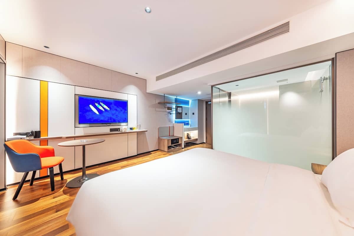 Rom – standard, 1 kingsize-seng (Extra Floor Space) | Minibar, safe på rommet, skrivebord og blendingsgardiner