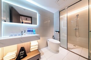 Standard Room, Multiple Beds | Minibar, in-room safe, desk, blackout drapes - Holiday Inn Express Chengde Downtown by IHG (Chengde)