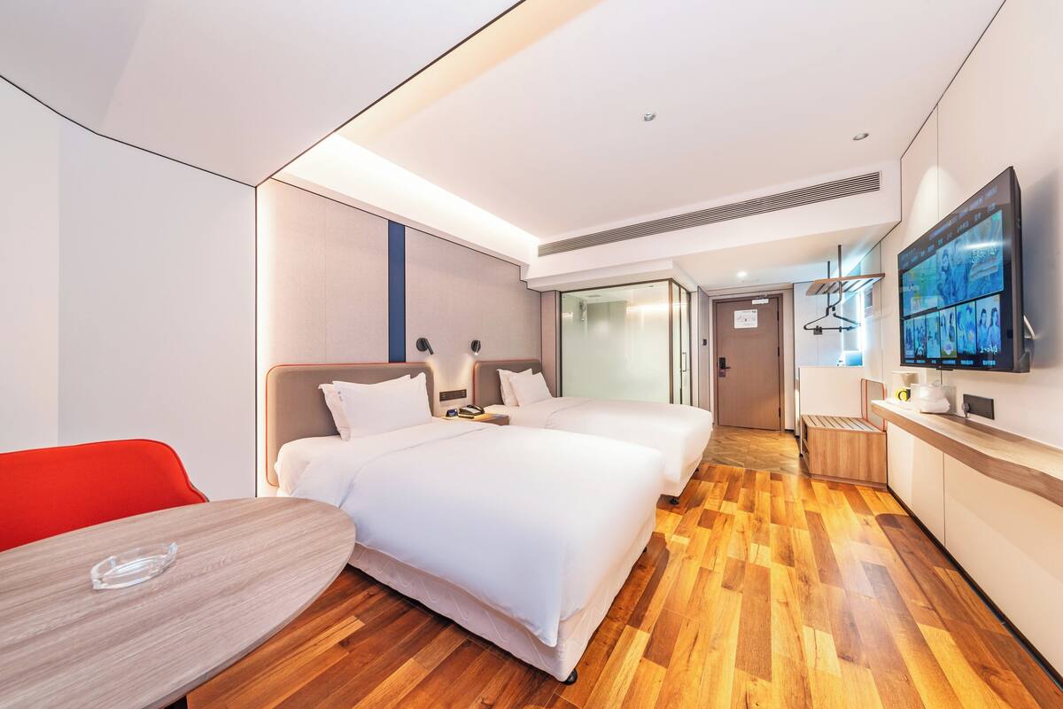 ห้องสแตนดาร์ด, เตียงเดี่ยว 2 เตียง (Extra Floor Space) | มินิบาร์, ตู้นิรภัยในห้องพัก, โต๊ะทำงาน, ผ้าม่านกันแสง