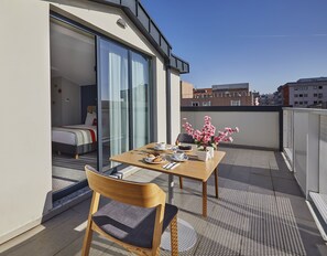 Minibar, caja de seguridad en la habitación y escritorio 