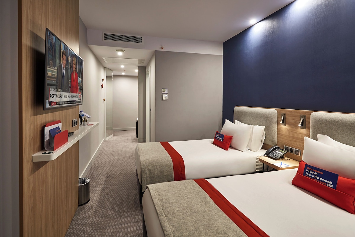 Standard Room, 2 Twin Beds (Free Breakfast) | Minibar, in-room safe, desk, blackout drapes