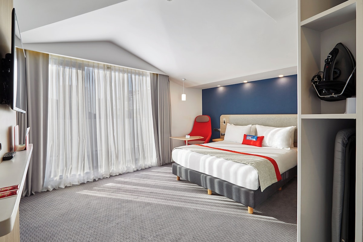 Standard Room, 1 Double Bed, Balcony (Free Breakfast) | Minibar, in-room safe, desk, blackout drapes