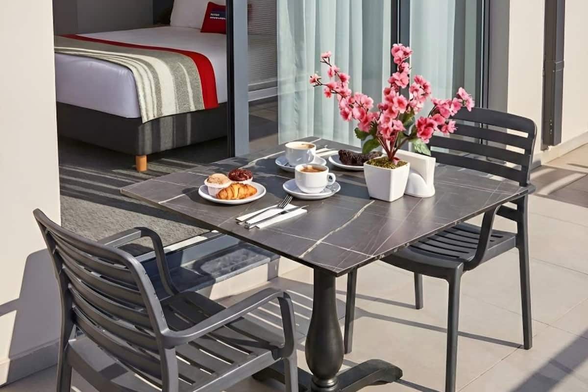 Standardzimmer, 1 Doppelbett, Balkon (Free Breakfast) | Minibar, Zimmersafe, Schreibtisch, Verdunkelungsvorhänge