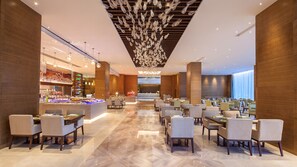 2 restaurantes; se sirve desayuno, almuerzo y cena; cocina china