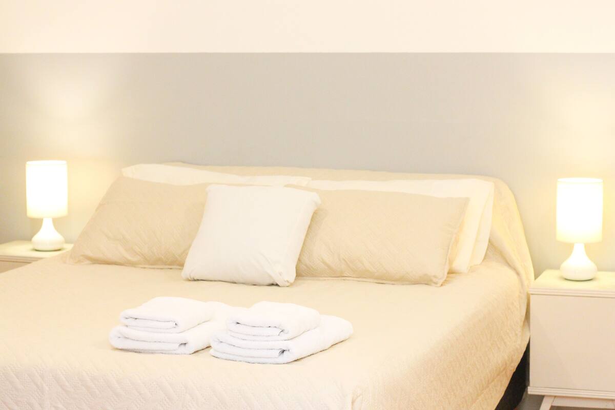 Ropa de cama de alta calidad, cortinas blackout y wifi gratis 