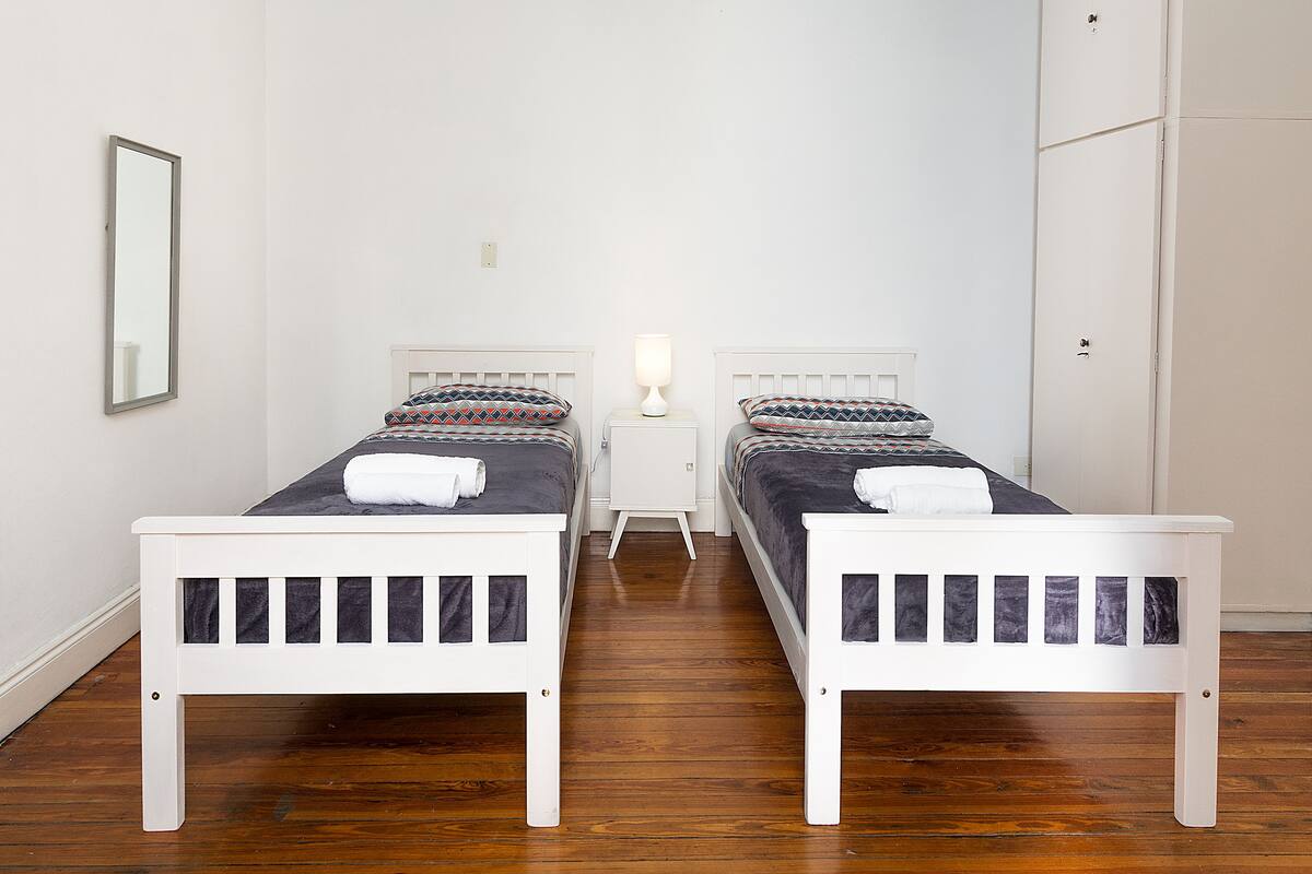 Ropa de cama de alta calidad, cortinas blackout y wifi gratis 
