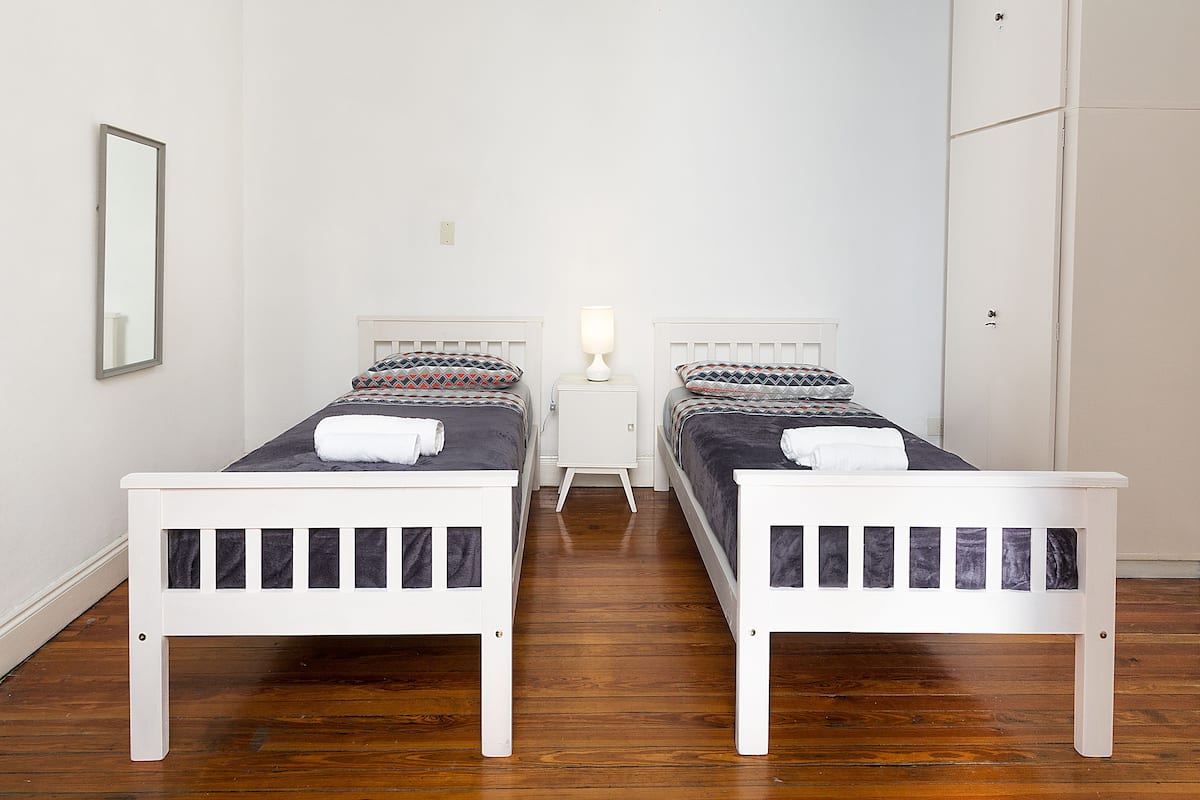 Chambre Standard avec lits jumeaux, 2 lits une place, salle de bains commune | Literie de qualité supérieure, rideaux occultants, Wi-Fi gratuit