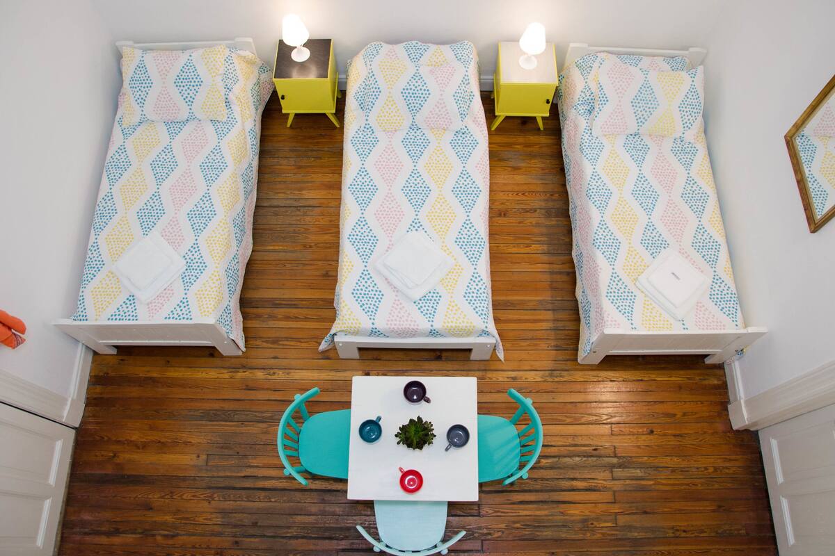 Ropa de cama de alta calidad, cortinas blackout y wifi gratis 