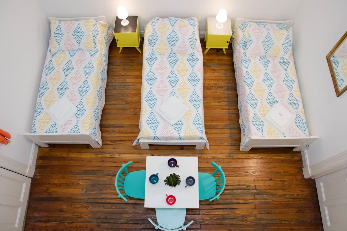 Chambre Triple Standard, 3 lits une place, salle de bains commune | Literie de qualité supérieure, rideaux occultants, Wi-Fi gratuit