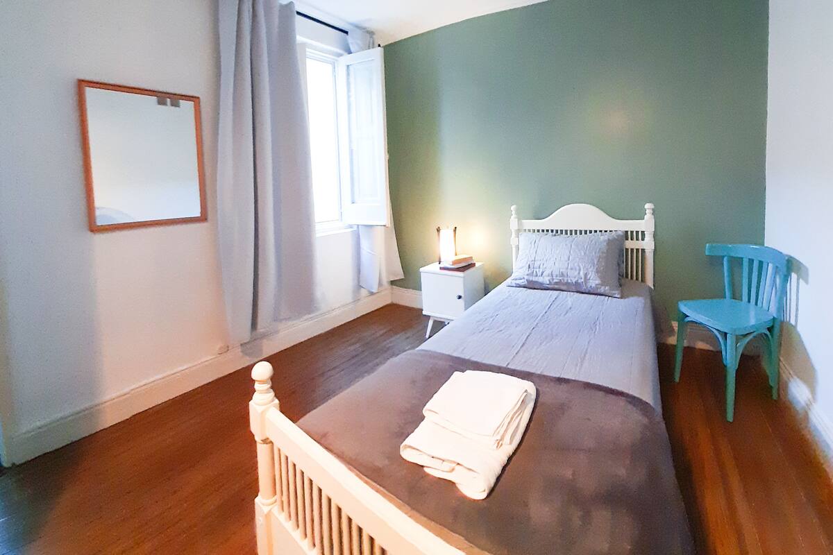 Ropa de cama de alta calidad, cortinas blackout y wifi gratis 