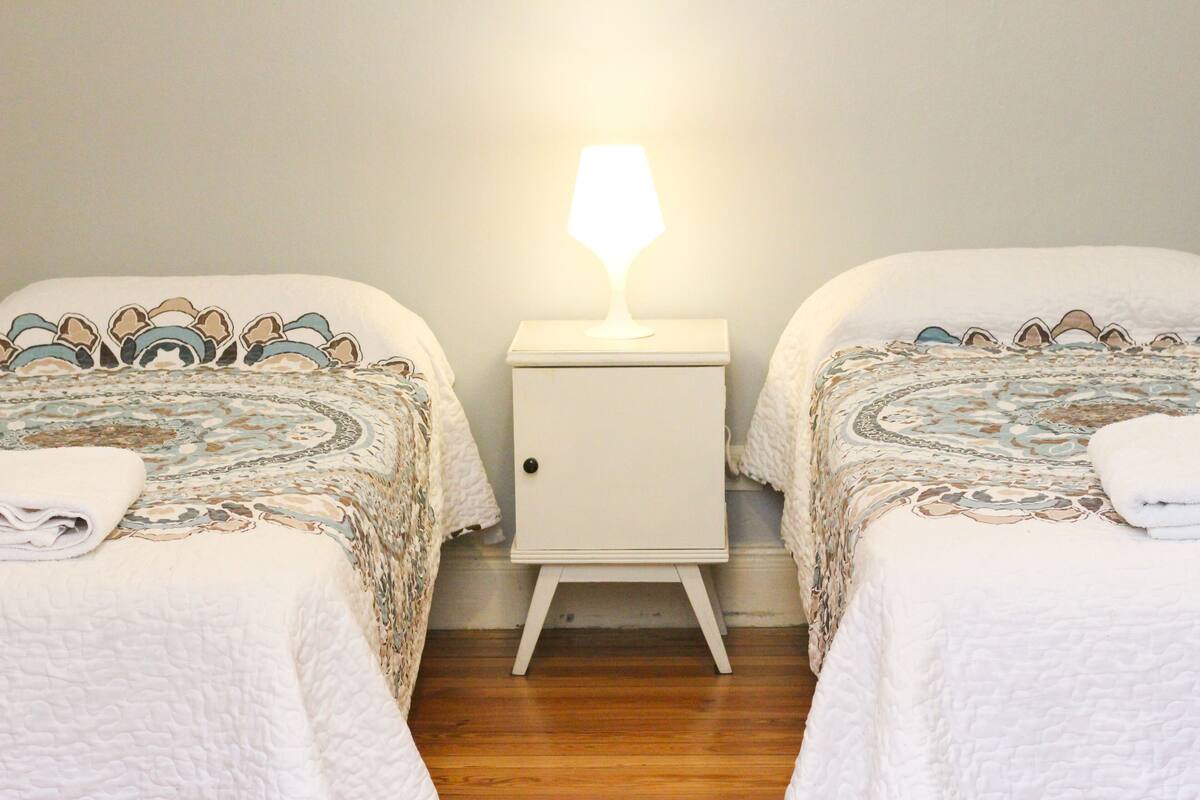 Chambre Supérieure avec lits jumeaux, 2 lits une place, salle de bains privée | Literie de qualité supérieure, rideaux occultants, Wi-Fi gratuit