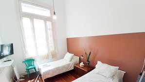 Chambre Standard avec lits jumeaux, 2 lits une place, salle de bains commune