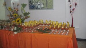 A table with multiple glasses and a floral arrangement. - Hotel Bogota Astral (Bogotá)