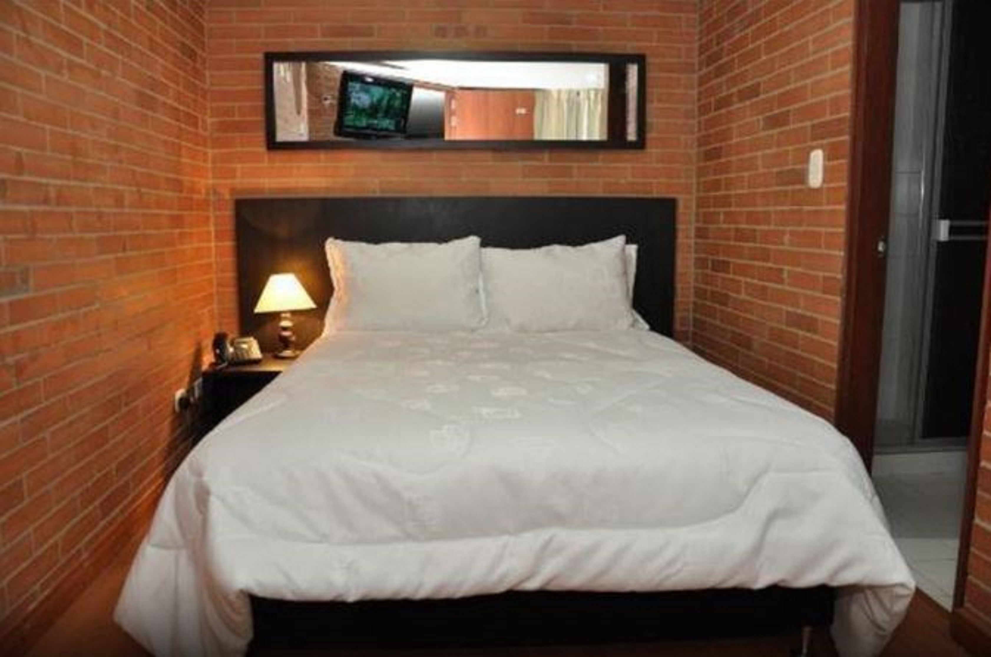executive single room | 1 bedroom, desk, iron/ironing board, free wifi