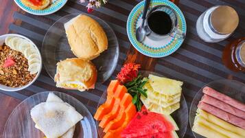 Café da manhã com buffet grátis todos os dias