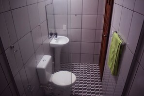 Standard-Doppelzimmer, Mehrere Betten | Badezimmer