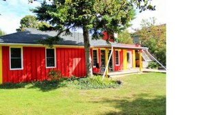A red and yellow house with a tree in front. - 3 Bed Blue Mountain Cottage with Hot Tub (The Blue Mountains)