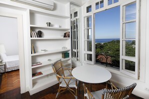 Elite-Apartment, 2 Schlafzimmer | Essbereich im Zimmer