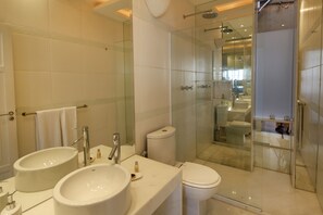 เอลีทอพาร์ทเมนท์, 2 ห้องนอน | ห้องน้ำ | ฝักบัว, ของใช้ในห้องน้ำฟรี, ผ้าเช็ดตัว