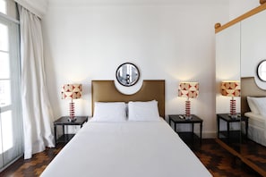 Elite-Apartment, 2 Schlafzimmer | 1 Schlafzimmer, individuell dekoriert, individuell eingerichtet