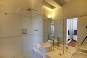 Elite appartement, 2 slaapkamers | Badkamer | Een douche, gratis toiletartikelen, handdoeken