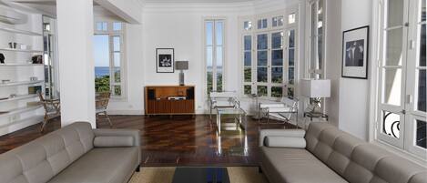 Elite Apartment, 2 Bedrooms | Living room