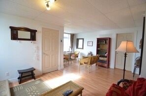 Standard-Apartment, 1 Schlafzimmer | Wohnbereich | Fernseher