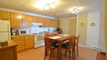 Standard-Apartment, 1 Schlafzimmer | Eigene Küche | Kühlschrank, Mikrowelle, Wasserkocher mit Kaffee-/Teezubehör