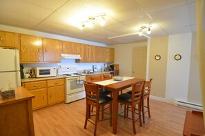 Standard-Apartment, 1 Schlafzimmer | Eigene Küche | Kühlschrank, Mikrowelle, Wasserkocher mit Kaffee-/Teezubehör