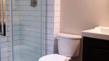 Chalet, 6 Bedrooms, 2 Bathrooms | Bathroom | Combined shower/bathtub, towels