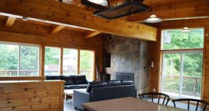 6 Bed Blue Mountain Chalet with Hot Tub 8