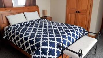Executive Chalet, 6 Bedrooms, Hot Tub | 1 bilik tidur, Wi-fi percuma