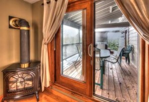 Chalet Exécutif, 6 chambres, bain à remous | Coin séjour | Cheminée