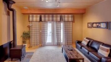 Luxury Chalet, 6 Bedrooms, Hot Tub | 1 bilik tidur, Wi-fi percuma