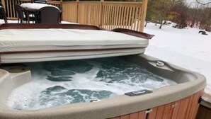 A hot tub with a wooden exterior, a closed lid, and a visible control panel. - 5 Bed Blue Mountain Luxury Chalet with Hot Tub 159 (The Blue Mountains)