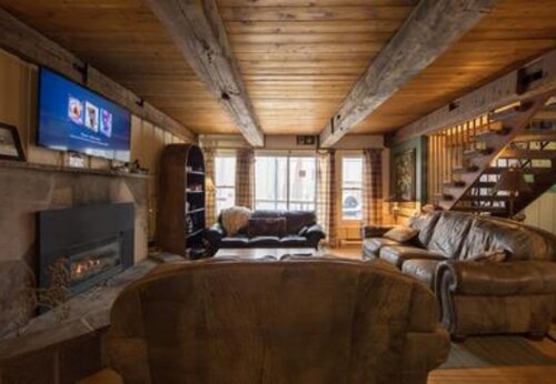 6 Bed Blue Mountain Cottage with Hot Tub 102