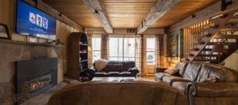 6 Bed Blue Mountain Cottage with Hot Tub 102