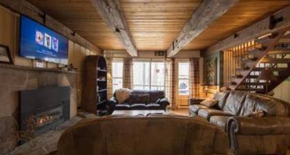 6 Bed Blue Mountain Cottage with Hot Tub 102