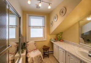 Cottage, 6 Bedrooms, 2 Bathrooms | Bathroom | Hair dryer, towels