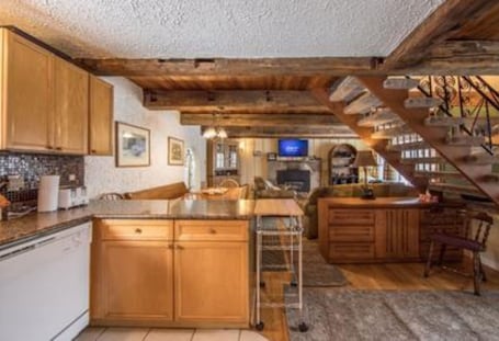 Refrigerador, cafetera/tetera, tetera/pava eléctrica, mesa de comedor