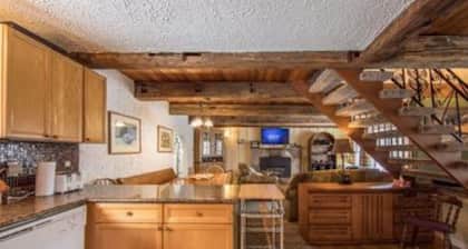 6 Bed Blue Mountain Cottage with Hot Tub 102