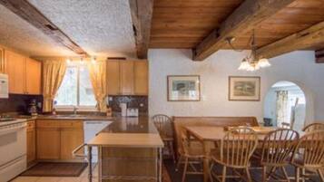 Casa de campo, 6 quartos, 2 banheiros | Cozinha privada | Geladeira, cafeteira/chaleira, chaleira elétrica, mesas de jantar