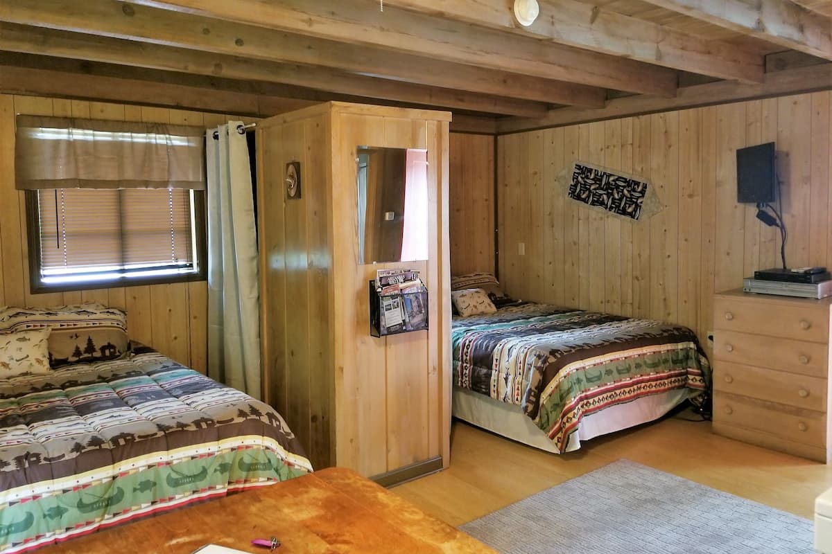 Quarto casal básico de uso individual | Individualmente decorados, individualmente mobiliados